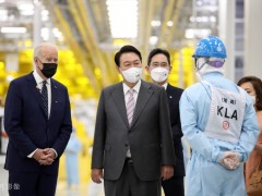 拜登参观韩国三星 突然提醒美籍解说员“别忘投票”