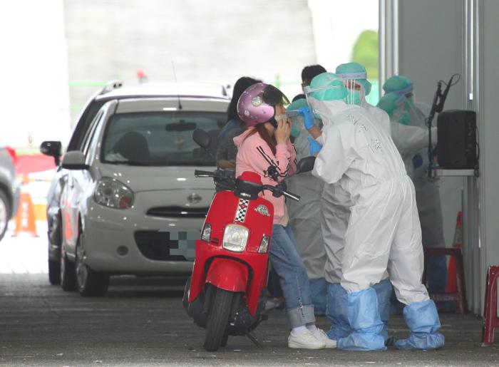 台湾新冠疫情持续紧张，不少人开车排队筛检。图片来源：台湾中时新闻网 张铠乙 摄