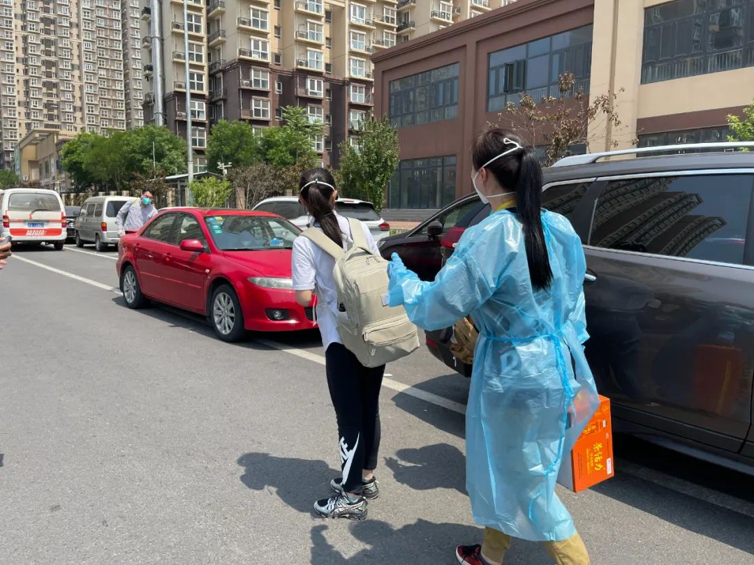 ▲5月20日中午，沈婷（前）在社区工作人员李夕子的陪伴下回家。&nbsp; 受访者供图