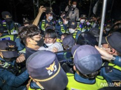 拜登下榻酒店外 韩国学生与警察爆发激烈冲突