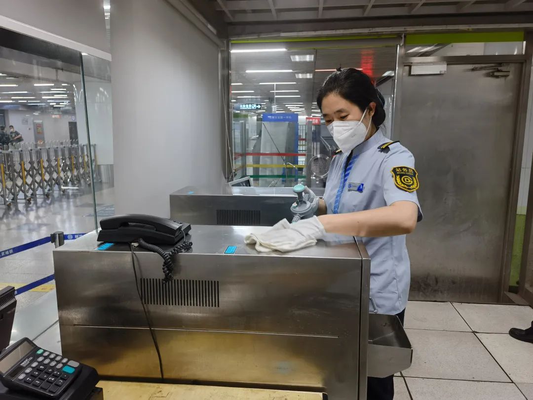 北京地铁北京西站严格落实消毒&nbsp;