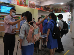 香港再现学生群组：一中学同班3人感染，一教学机构增4例确诊