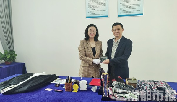 2022年5月19日,袁隆平院士家属代表、湖南农业大学党委副书记段美娟向学校捐赠了袁隆平院士遗物。三湘都市报 图