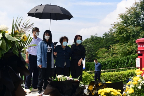2022年5月21日上午9时许,袁隆平院士夫人邓则、长子袁定安、次子袁定江携家人前往湖南长沙唐人万寿园纪念袁老。潇湘晨报 图