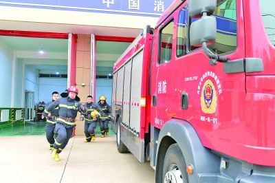 巴特尔（前）和战友出警。光明图片