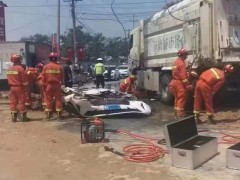 郑州一渣土车侧翻将一辆越野车压扁 目击者：越野车仅剩四五十厘米高