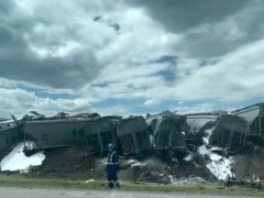 加拿大一货运列车43节车厢脱轨 目前暂无人员伤亡
