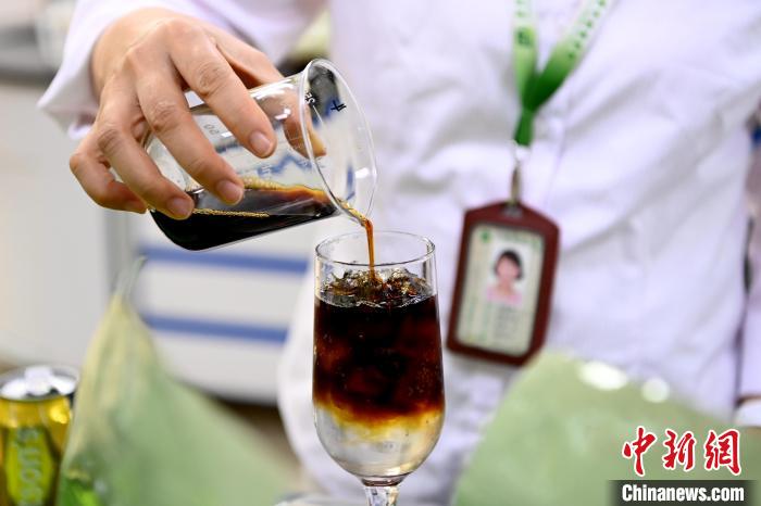 尤惠君在调配咖啡。 张金川 摄