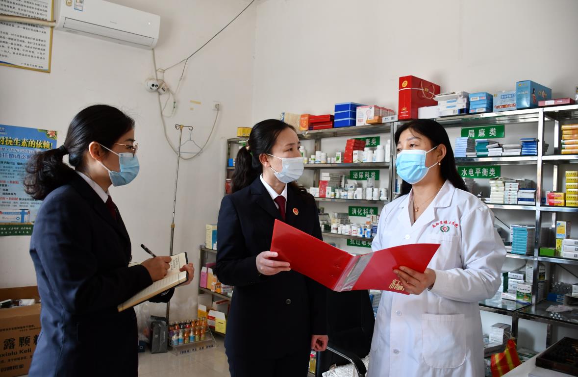 检察官上门听取刘贵芳代表(右)对规范养老机构安全建设的意见建议。