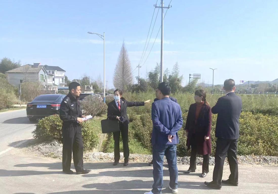 检察官到事故多发地现场勘查