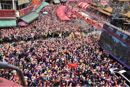 22日上午,云林北港朝天宫庙前广场及马路被挤爆。图自中时新闻网