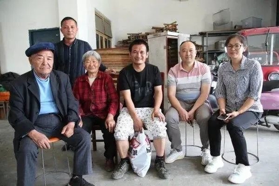 勇娃儿一家和伏先生、李女士夫妻(右一、右二)合影。图据眉山日报