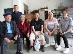 夫妻俩“捡”回智力只有几岁的流浪汉，一养就是5年……