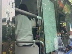西湖茅家埠，杭州两男子怒砸公交车窗，乘客讲述现场一幕