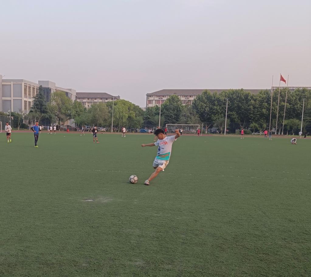 　　桑杰来坡孙子扎西平措在踢球。（受访者供图）