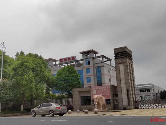 ▲锦瑞食品大门紧闭，厂房贴有封条