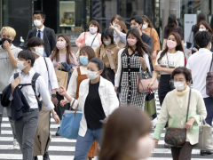日本政府：儿童上体育课或保持“足够距离”时可摘口罩