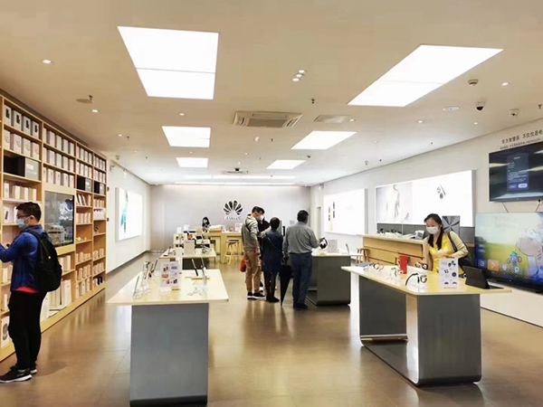 百联金山购物中心手机店内场景