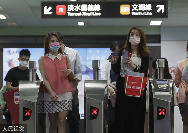 台湾民众戴口罩出行(资料图)