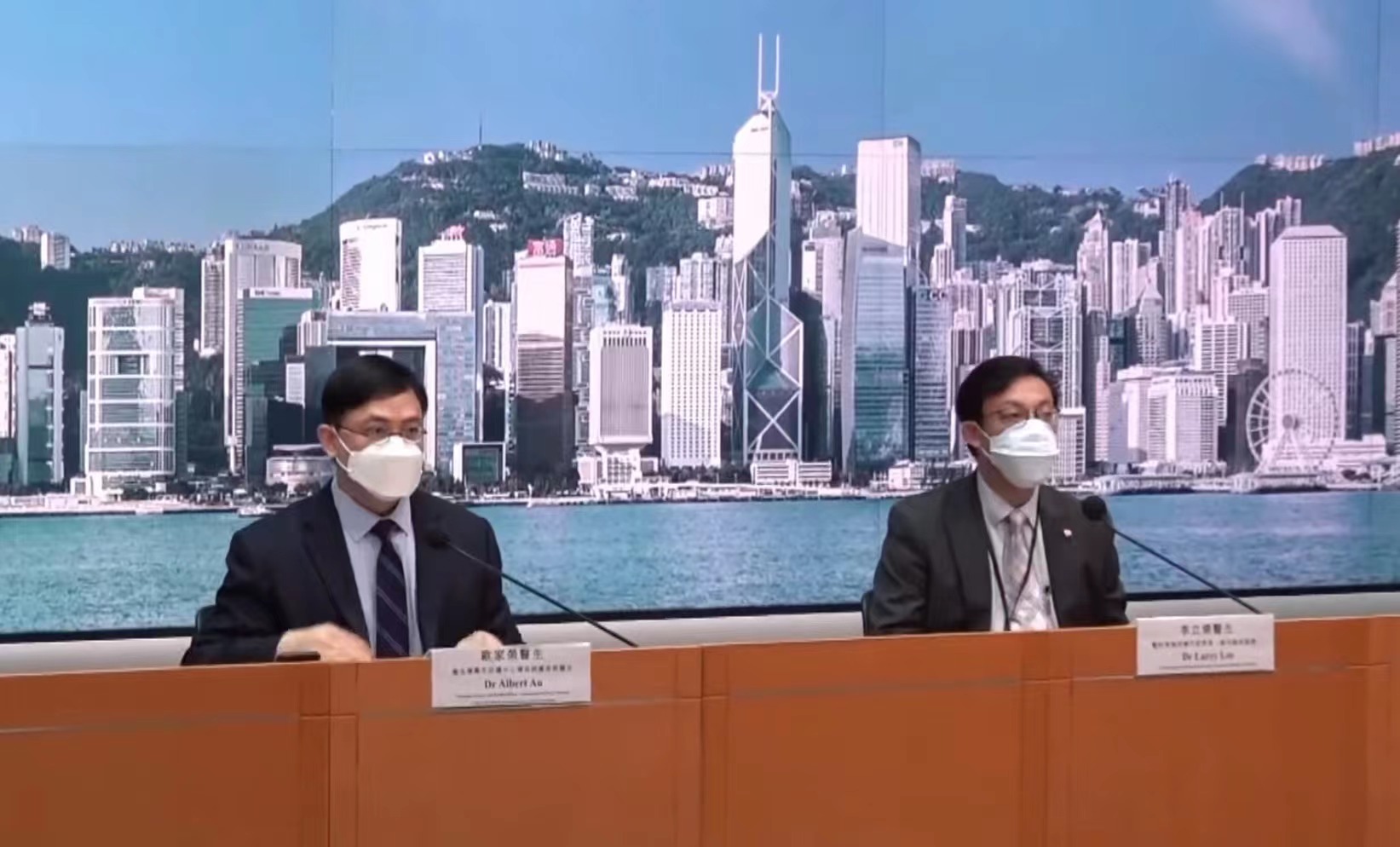 欧家荣(左)通报最新疫情