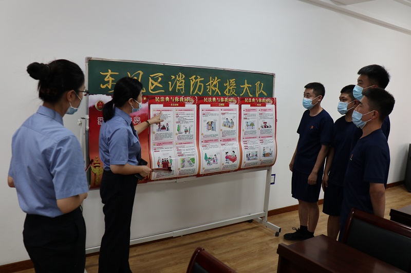 　黑龙江省佳木斯市东风区检察院检察官前往该区消防救援大队宣讲民法典。 