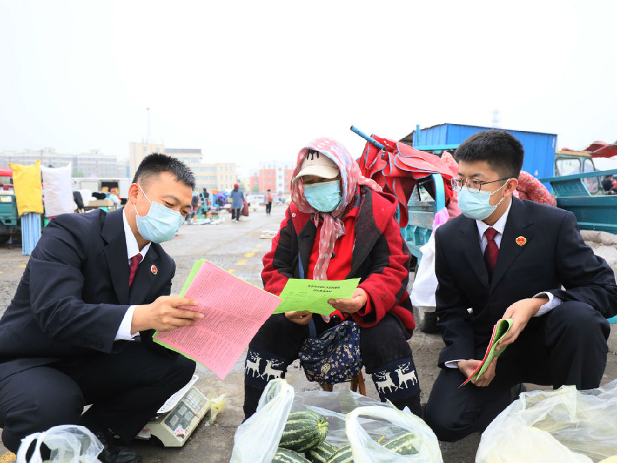 山东省东营市垦利区检察院检察官走进西双河集市,向群众讲解民法典中涉农重点法律法规。 