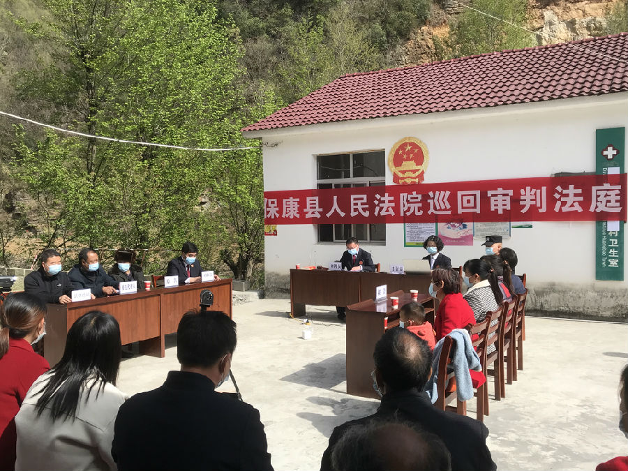 湖北省保康县检察院对一起赡养纠纷案件支持起诉,检察官以案释法,零距离向群众普及民法典相关法律规定。 