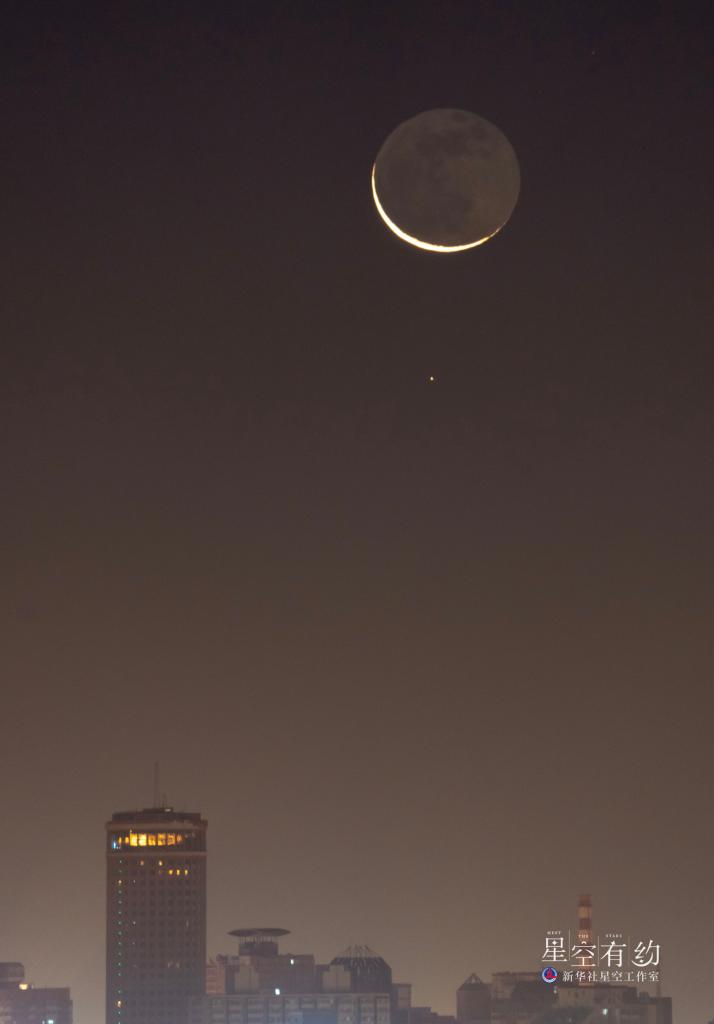 　　这是北京市天文爱好者汤波2021年11月8日晚在北京拍摄的金星合月。（本人供图）