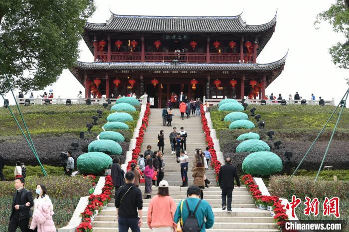 市民在闽侯县闽都民俗园登高揽境。　王东明 摄