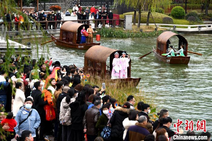 市民在闽侯县闽越水镇游玩。　王东明 摄