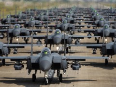 韩国秀军力 30多架F-15K战机上演“大象漫步”
