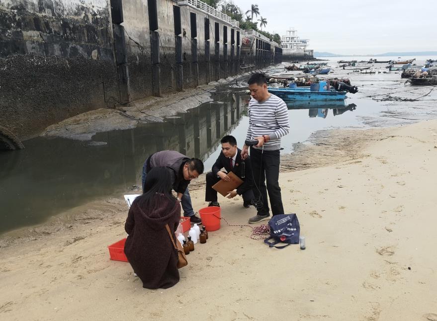 厦门市检察院邀请专家参与码头污水排放情况检测。