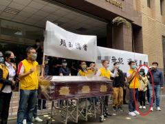 台少女打疫苗后死亡遗体数月无法下葬 母亲“抬棺”赴卫生部门抗议