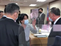 台士兵变防疫接线员惹议 台"防长"与台民代一言不合拍桌互骂