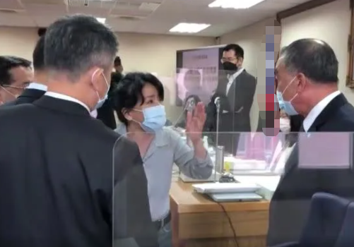 台民意代表李贵敏(中)与台防务部门负责人邱国正(右)互骂(台媒截图)