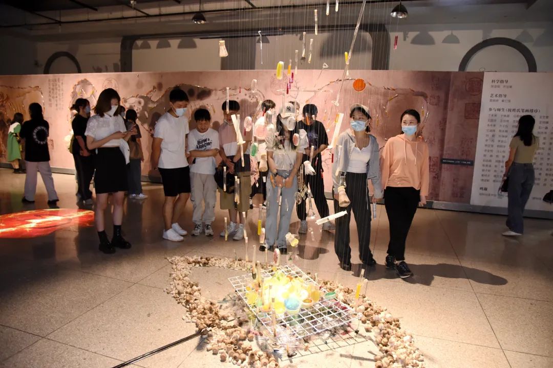 ▲驻足观展(蒋朝常 摄)