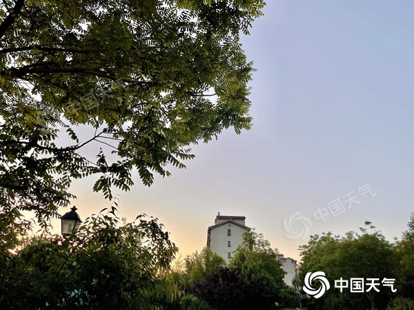 △北京今晨阳光在线，体感微热。（图/中国天气网 王晓）