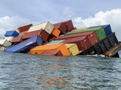 一货船在马六甲海峡发生严重倾斜