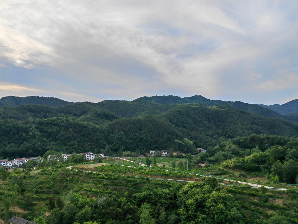 　　图为位于安康市汉阴县的盘龙村。新华社记者张斌 摄