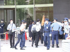 日本男子向众议院会馆门上泼墨 引发骚乱当场被捕