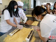 武汉一高校港台学生共迎端午