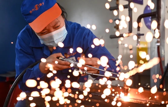 陕西汽车技工学校的胡敏在进行火焰切割 刘潇 摄