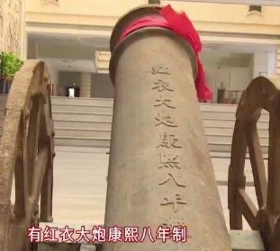 两门炮从废品站送到莒州博物馆，还真给穿了“红衣” &nbsp;图：当地电视台视频截屏