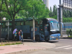 北京高校学生陆续放假回家，学校开专线大巴送学子离校返乡