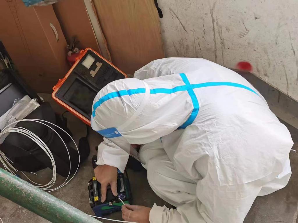 4月21日,上海移动的“包师傅”身着防护服在为居民维修网络。(受访者供图)