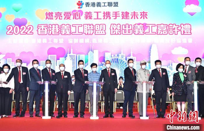林郑月娥(左七)、香港义工联盟主席谭锦球(左六)与其他嘉宾在嘉许礼合照。 香港特区政府新闻处供图