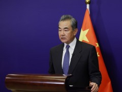 王毅回应布林肯：我们愿公平地比一比，谁能为世界作出更多贡献