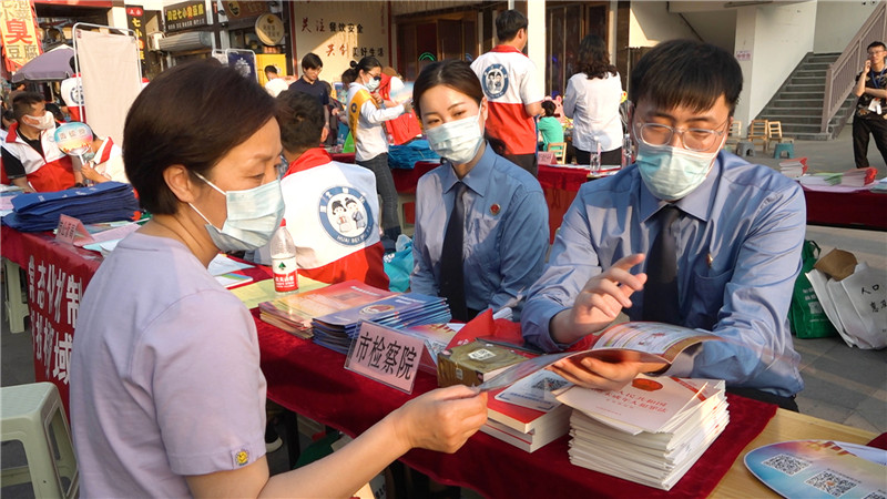 日前,安徽省淮北市检察院在隋唐运河古镇举行民法典普法宣传活动,解答群众的法律咨询。 通讯员王菲 刘鹏玉摄