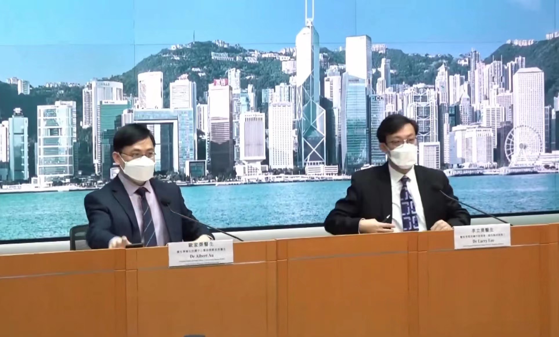 欧家荣(左)通报最新疫情