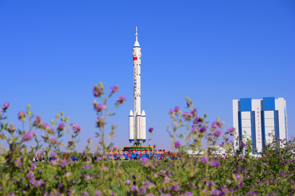 5月29日,神舟十四号载人飞船与长征二号F遥十四运载火箭组合体正在转往发射区途中。